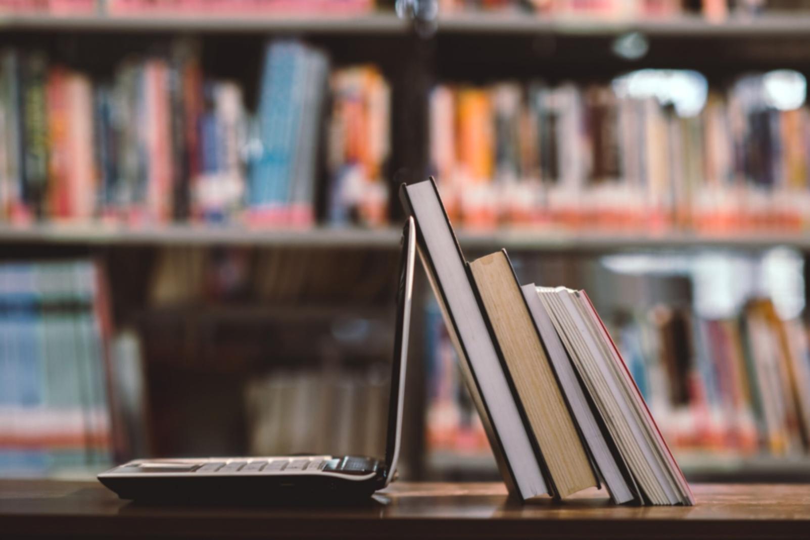 Espace de travail organisé pour la gestion financière à domicile
